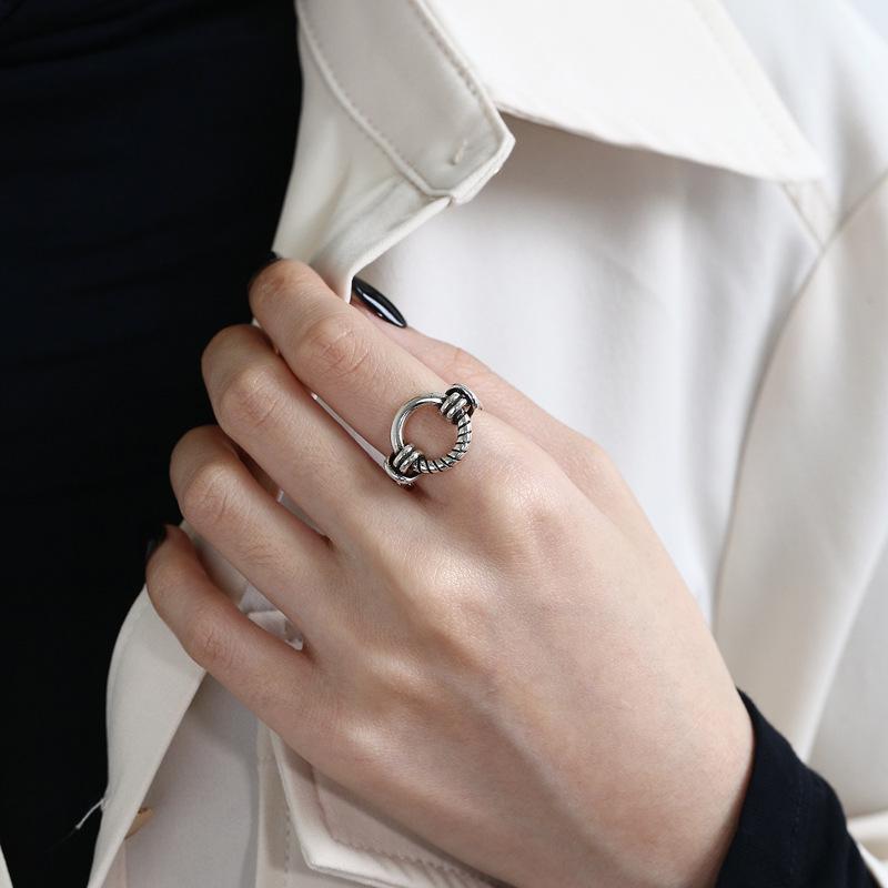 S925 Sterling Silver Retro Thai Hollow Blackened Ring for Women with European Style.