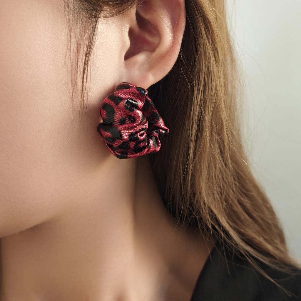 Autumn And Winter Leopard Print C-Shaped Atmospheric Pleated Earrings Women'S, Hong Kong Style Light Luxury Maillard Fashion Temperament Earrings