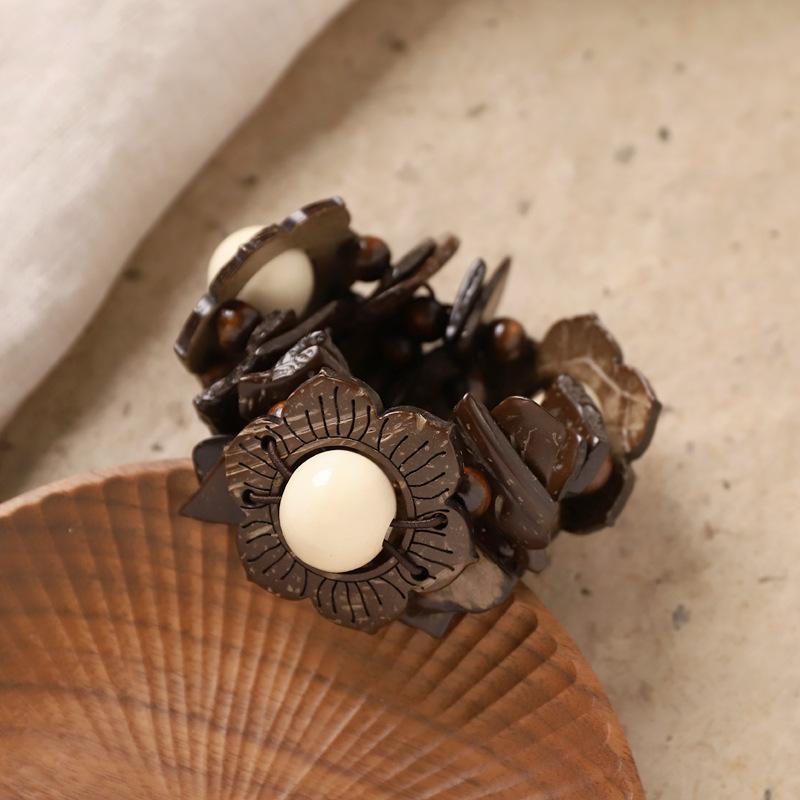 Female Bohemian Retro Coconut Shell Bracelet with Ethnic Style Beaded Charm Bracelet