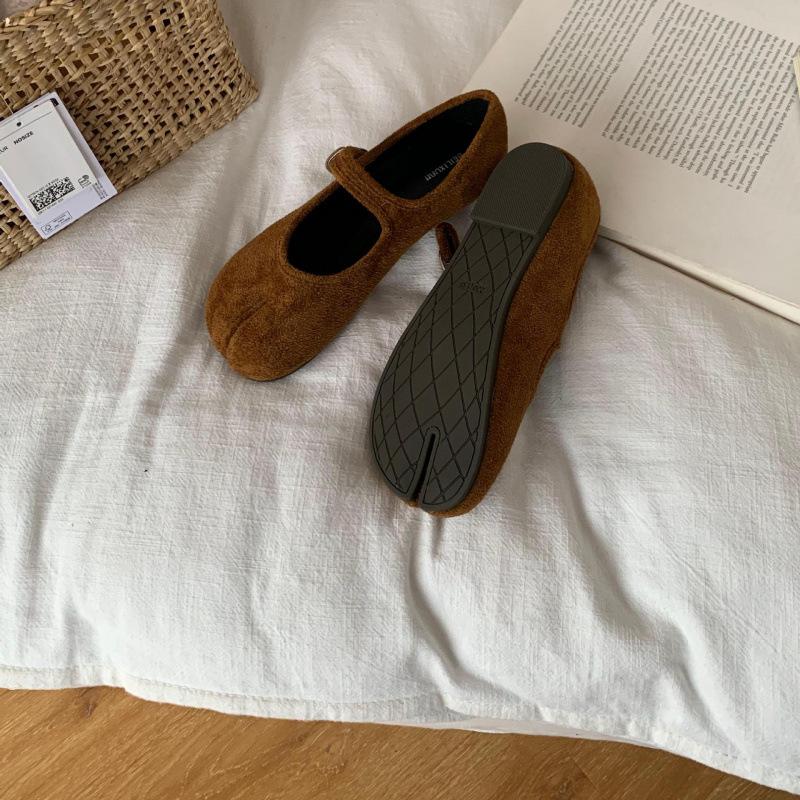 Retro suede split-toed pig's trotters flat-soled single shoes women's shoes 2025 new spring and autumn horseshoe Mary Jane shoes women