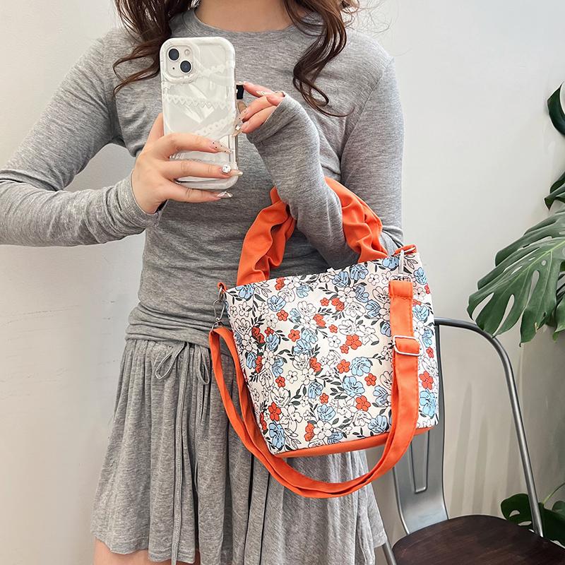 Sommerliche Nylon-Beuteltasche mit Vintage-Blumenmuster, Schultertasche, Umhängetasche, künstlerisches Blumenmuster für Damen