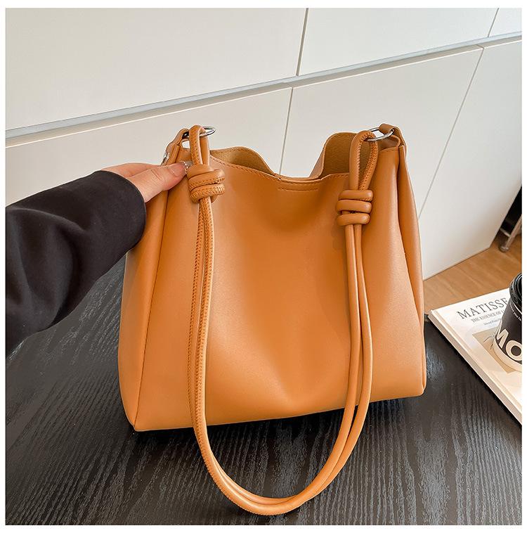 This Year's Popular Bags Are Women's Large-capacity Commuter Bags, Retro Fashion Shoulder Bags, Simple Bucket Bags