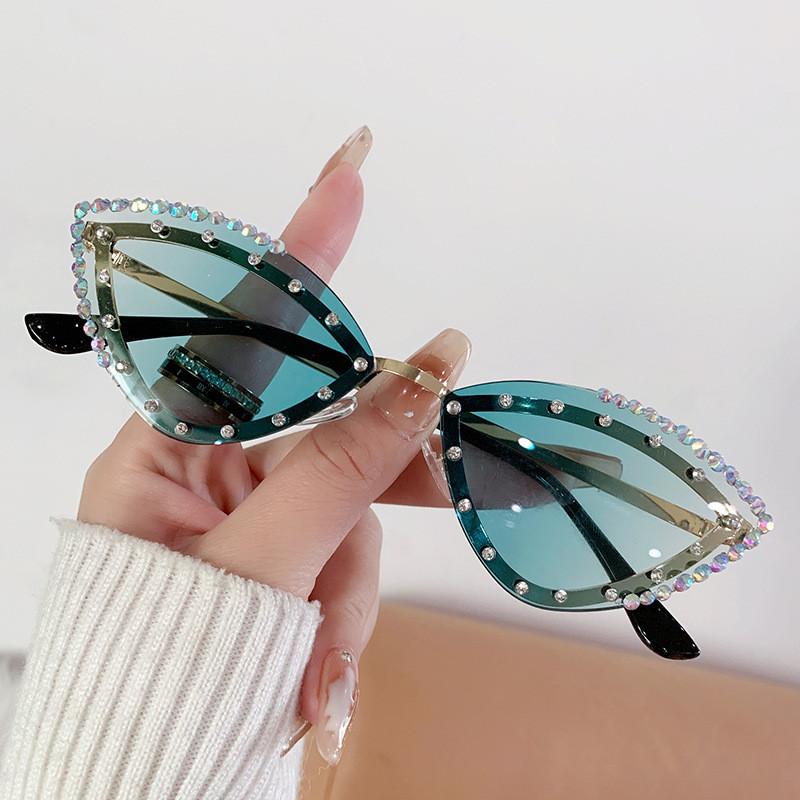 Cat Eye Sunglasses With Gold Metal Frame Uv400 Protection For Trendy Summer Outings