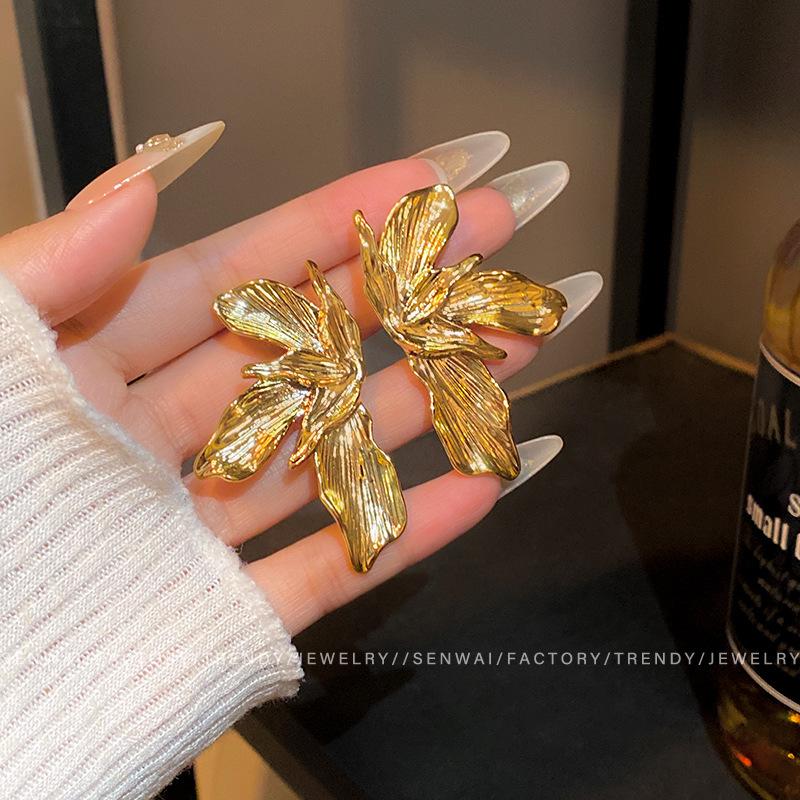 Three-dimensional Leaf Earrings Women's Exaggerated Cold Wind Stud Earrings Retro Temperament Earrings