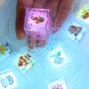 12 Stück Sicher für Kinder Wasseraktivierte leuchtende Bade-Eisblöcke mit Cartoon-Motiven für Badespaß zu Hause und am Pool im Urlaub