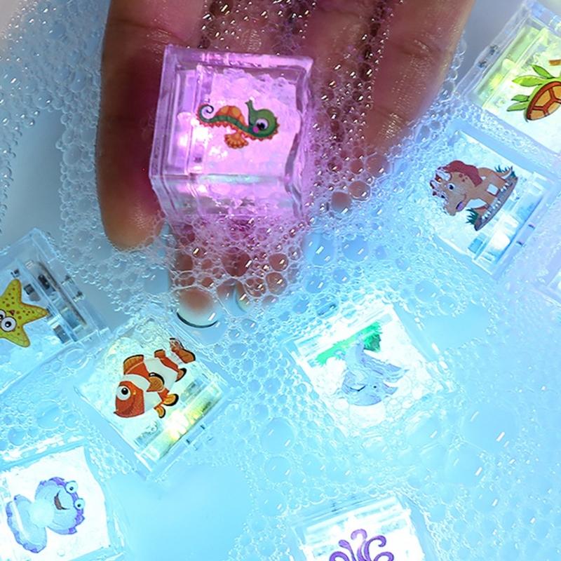 12 Stück Sicher für Kinder Wasseraktivierte leuchtende Bade-Eisblöcke mit Cartoon-Motiven für Badespaß zu Hause und am Pool im Urlaub