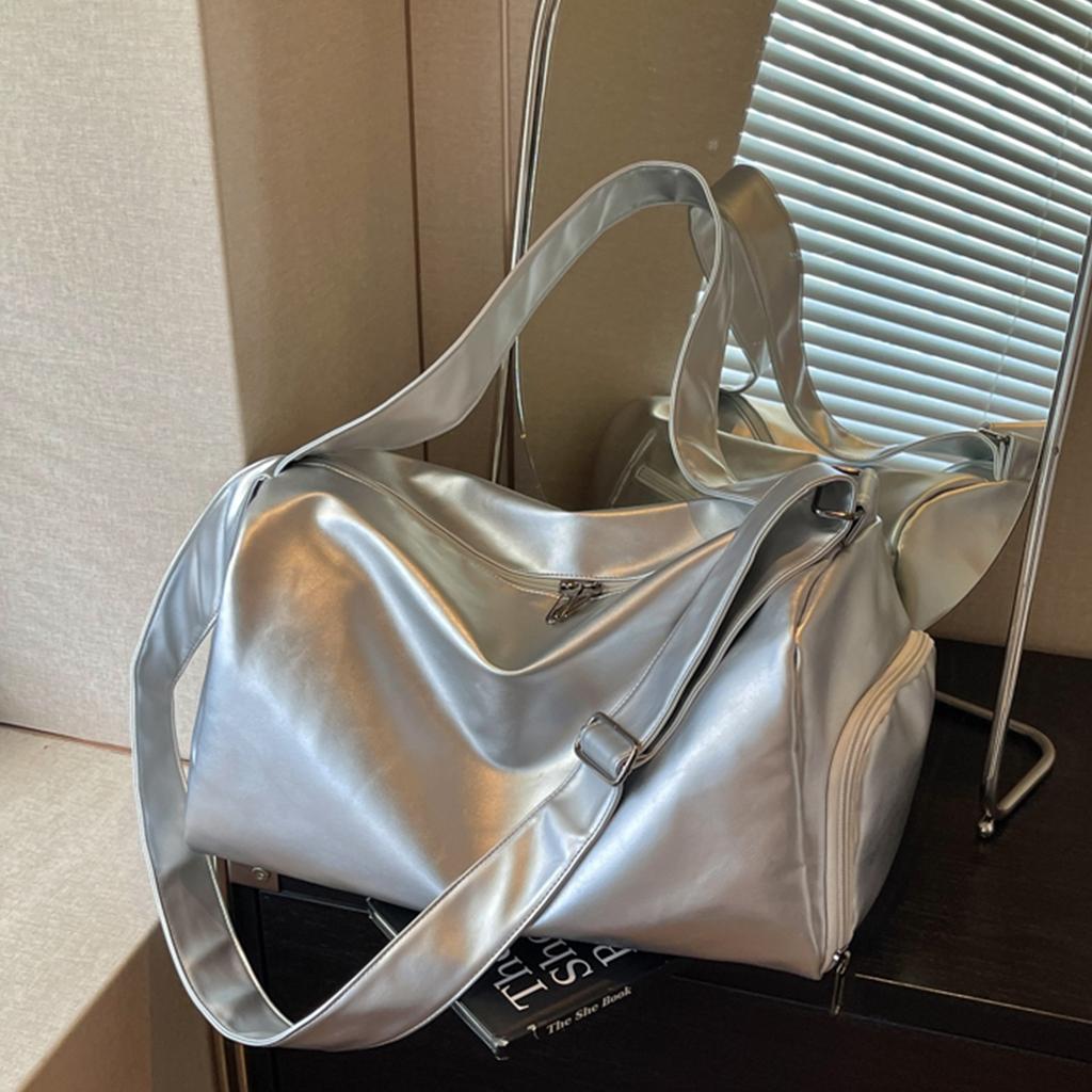 Women's large-capacity crossbody bag, sports gym bag, casual style, travel and commuting tote bag, silver color, with separate compartments for wet