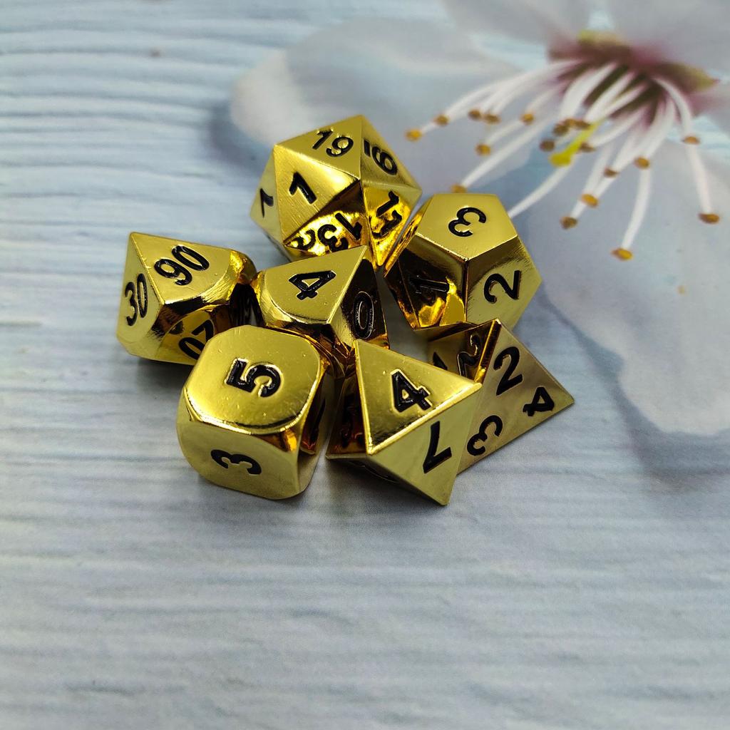 Metall Polyedriska Tärningar Glänsande Svart Kropp och Mörkgröna Siffror Zinklegeringstärningar med Metallfodral