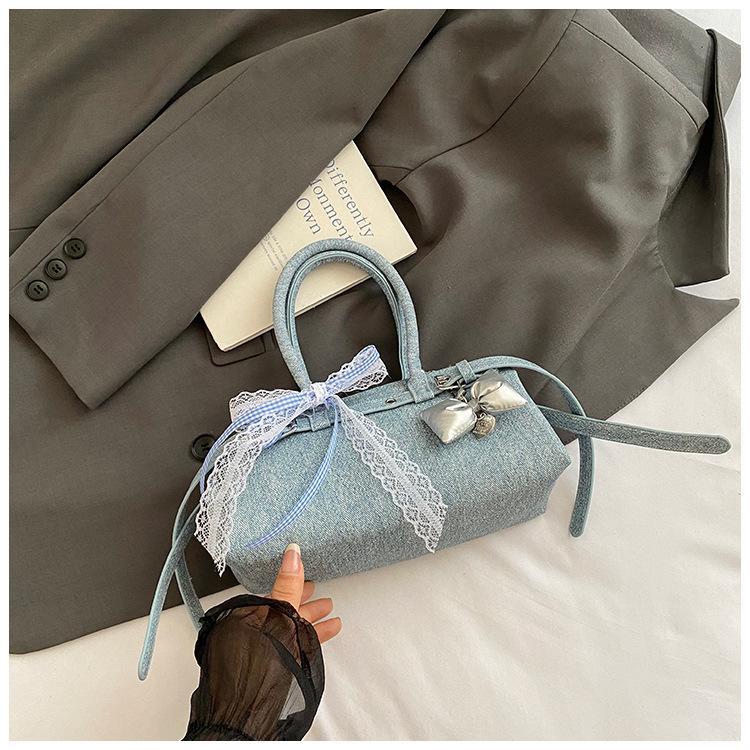 

2025 summer new fashionable versatile sweet simple light luxury large capacity high-grade texture portable baguette bag