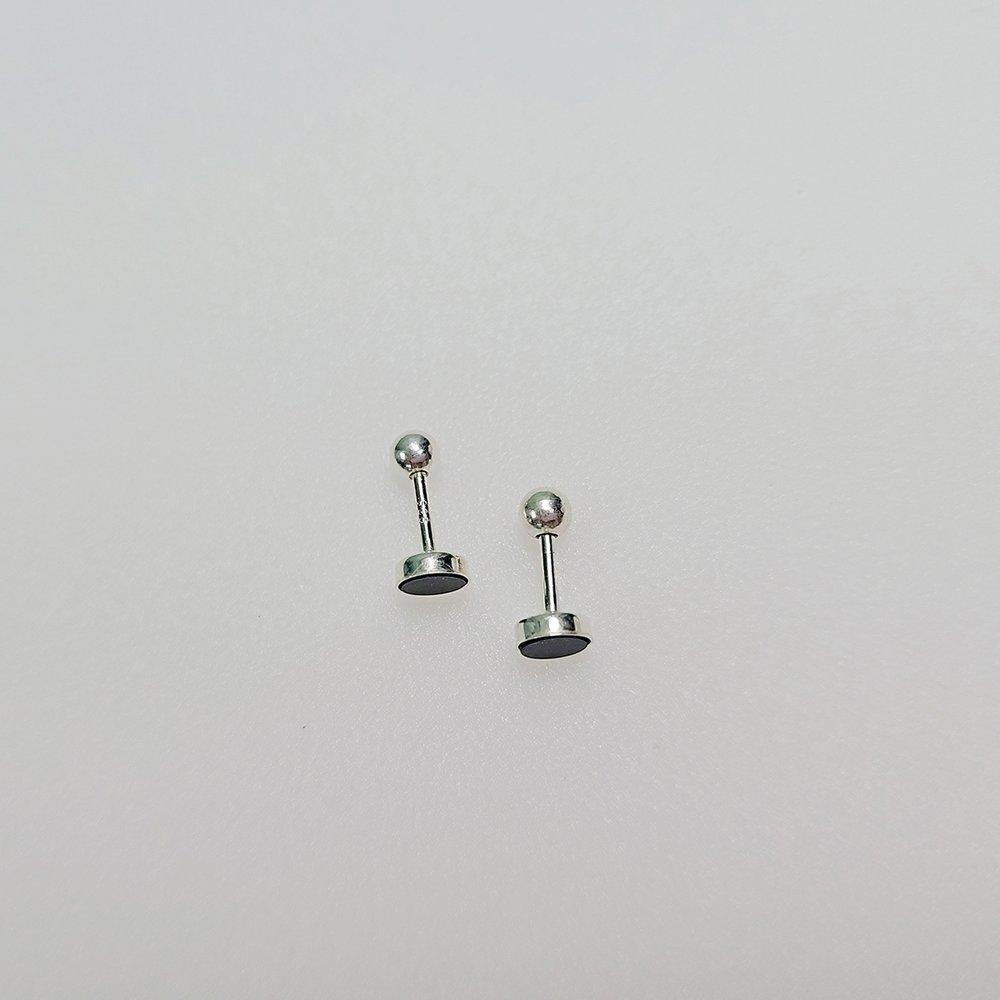 Silver small onyx piercing