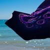 1 Stück Lebhaftes Lila Oktopus Strandtuch - Weiches, Saugfähiges, Schnelltrocknendes Polyestergewebe mit Buntem Meeresleben-Design, Ideal für