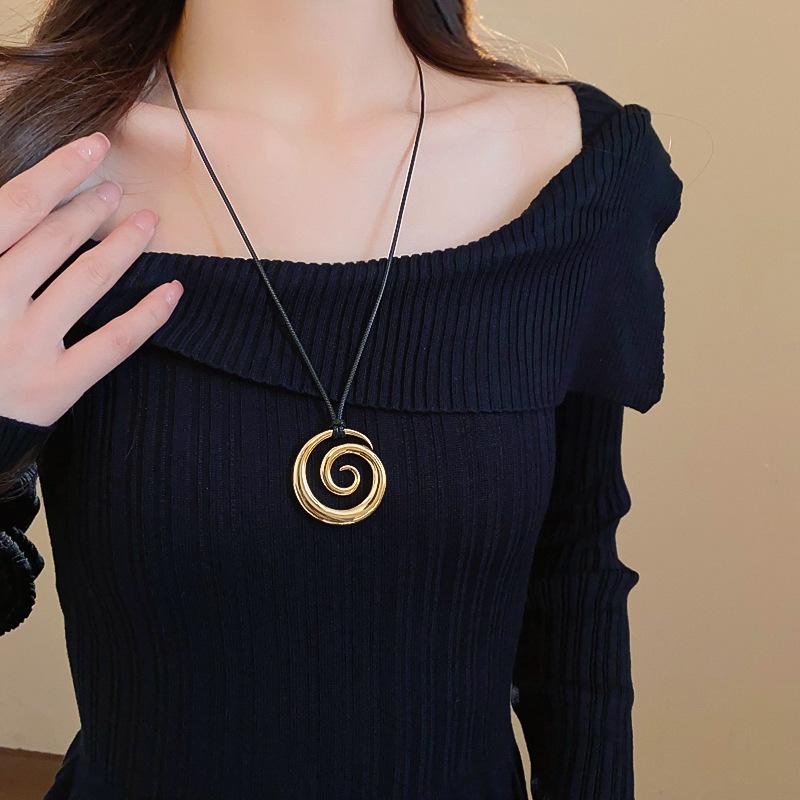 

A metal pendant necklace, sweater chain accessory, high-end spiral necklace, suitable for everyday wear