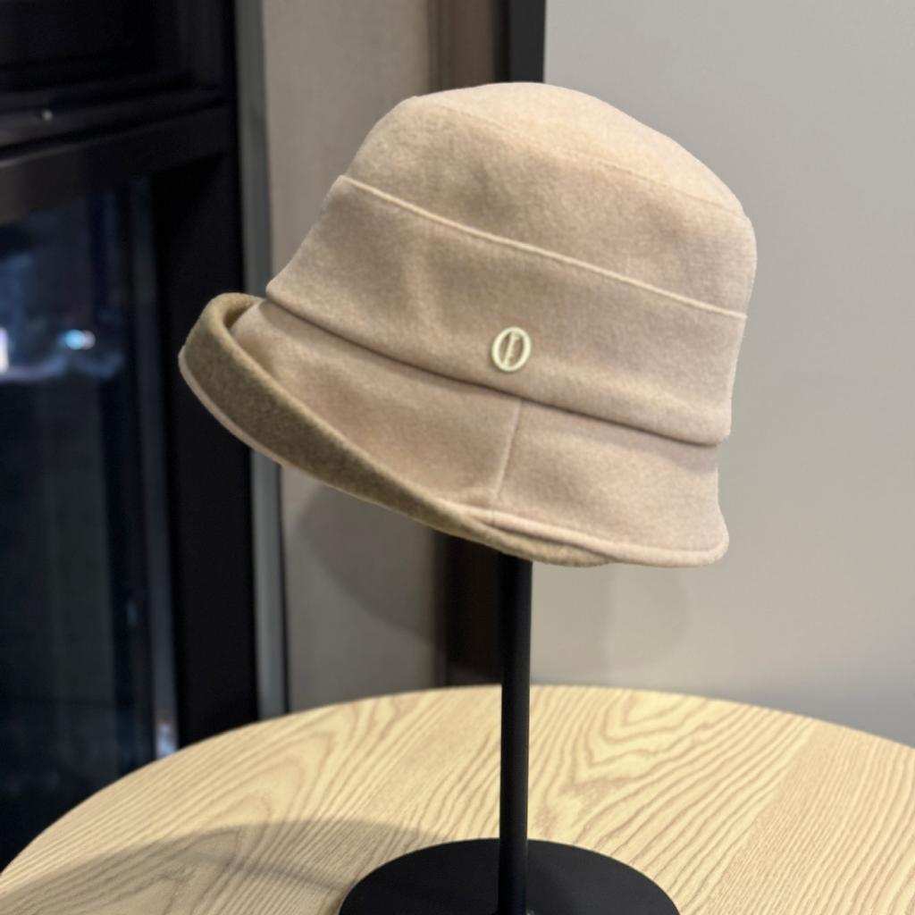 Autumn and Winter Hats for Women Fashionable Metal Label Fisherman Hat Street Casual Versatile Face Showing Small Elegant Curling Edge