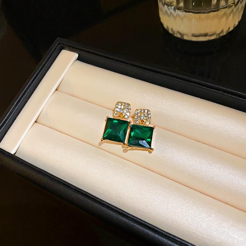 Exquisite Green Gem Dangle Earrings with Silver Needle - Elegant Statement Jewelry for Every Occasion