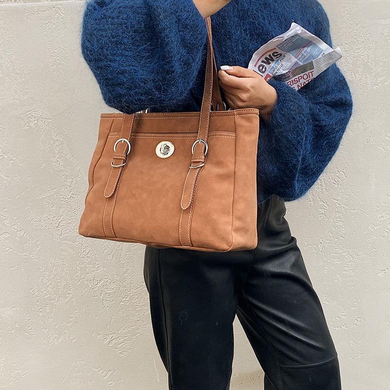 

Simple retro bag women s 2025 new trendy slack feeling commuting shoulder underarm bag college student class tote bag коричневый