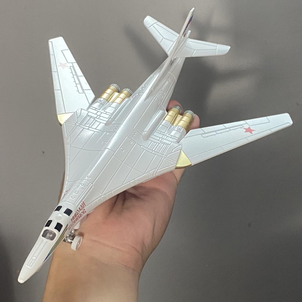 1:200 Tu-160 Strategic Bomber Blackjack White Swan Alloy Metal Diecast Model Plane Indoor Desktop Trendy Toys Ornaments Decorate