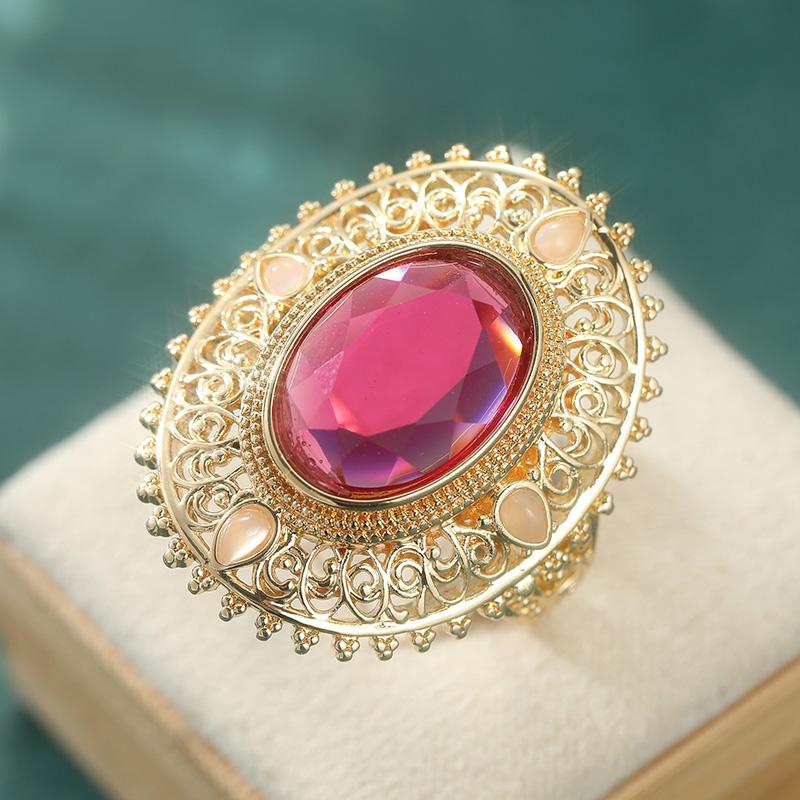 Gorgeous Vintage Hand Carved Synthetic Ruby Hollowed Golden Ring for Women's Elegant Temperament Banquet Festival Jewelry Crafts