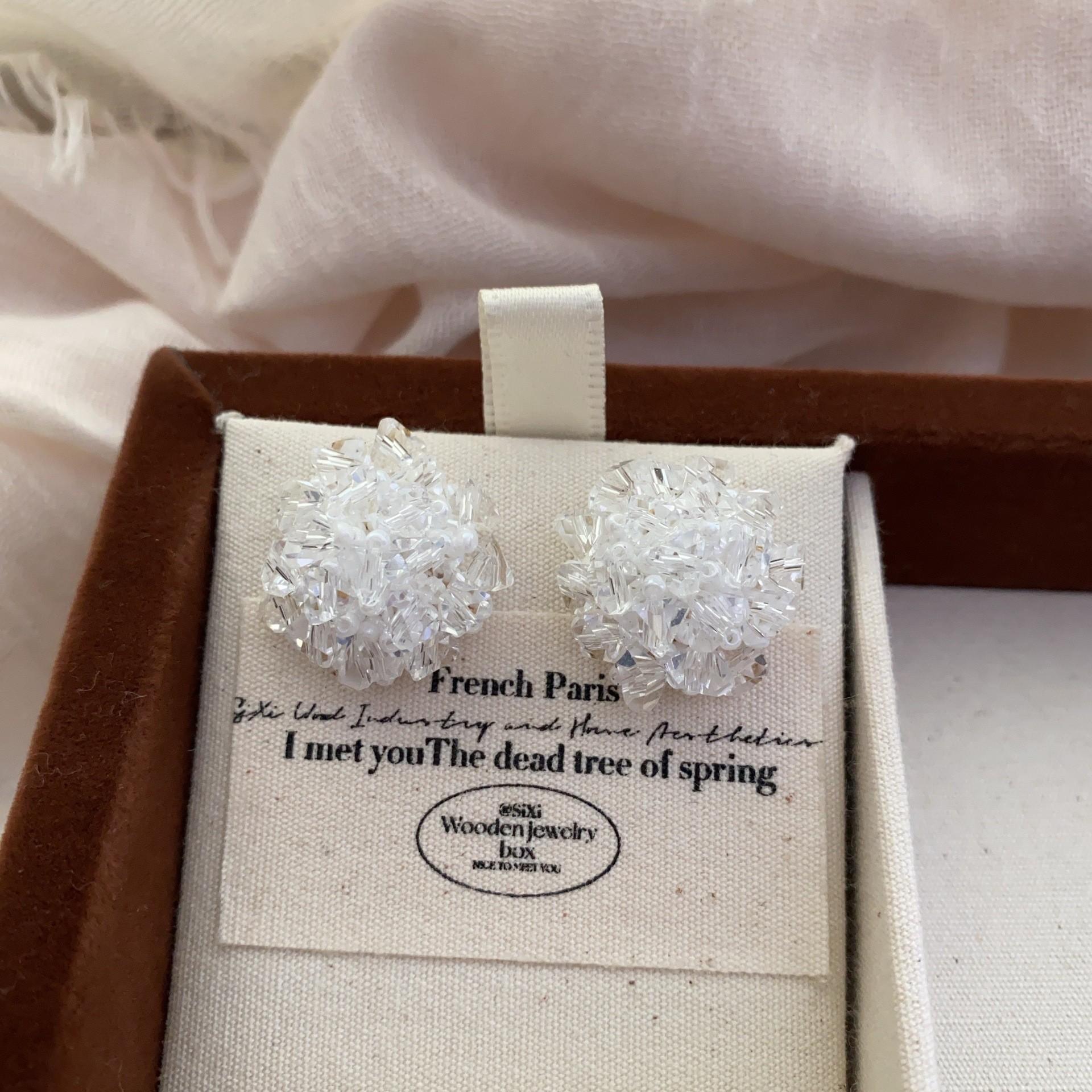 Multi-layer three-dimensional petal flower stud earrings, simple temperament, retro elegance, natural softness, daily high-end earrings