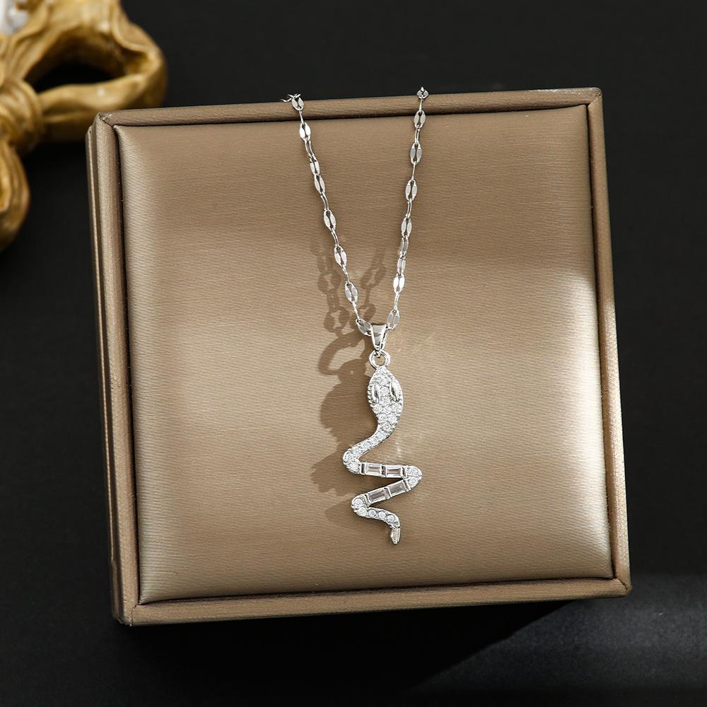 

A titanium steel necklace with a female micro inlaid diamond snake pendant and a fashionable collarbone chain suitable for both men and women to wear