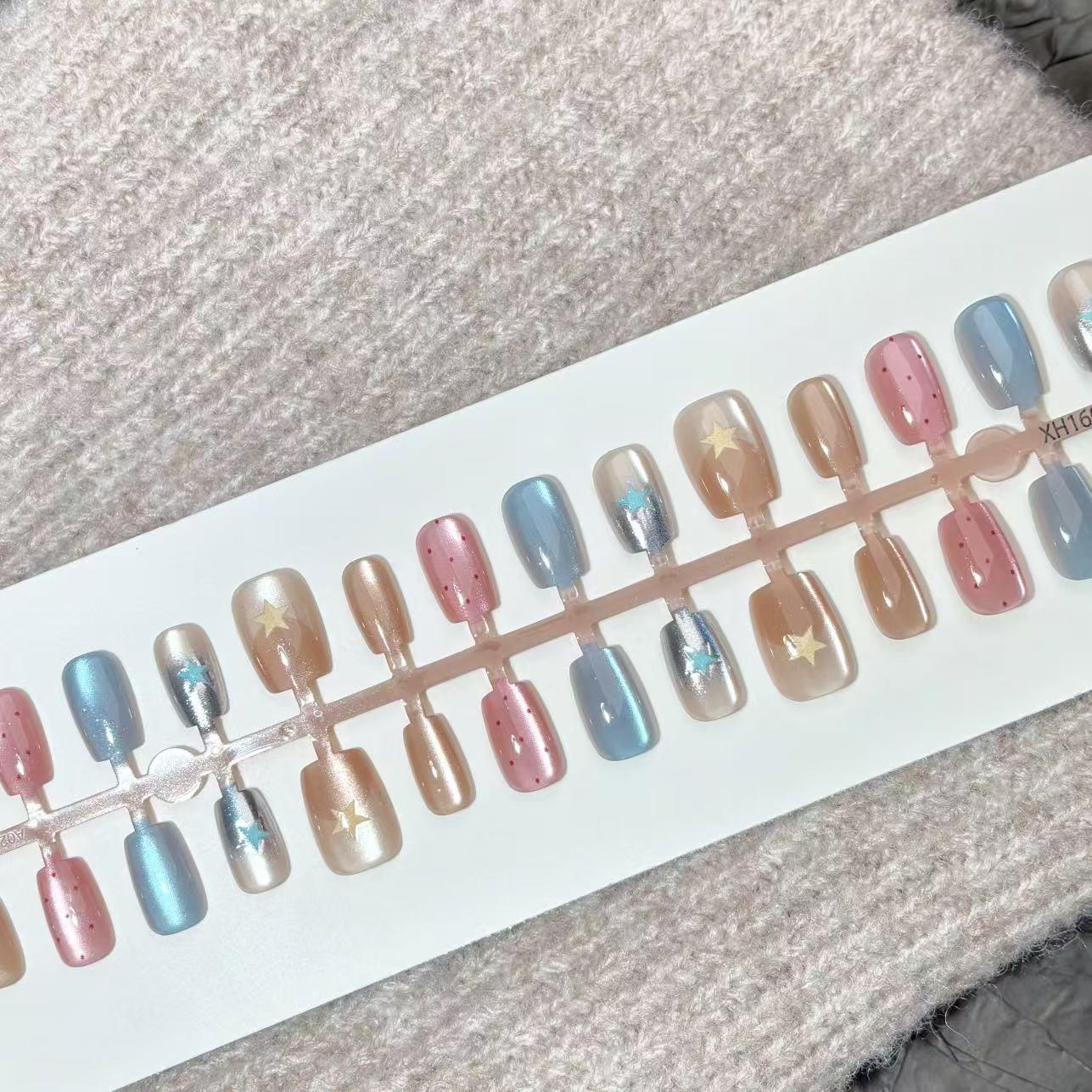 

Весна/Лето 2025 Ногти-накладки «кошачий глаз» цвета «дофаминовый розовый» в горошек и со звездами