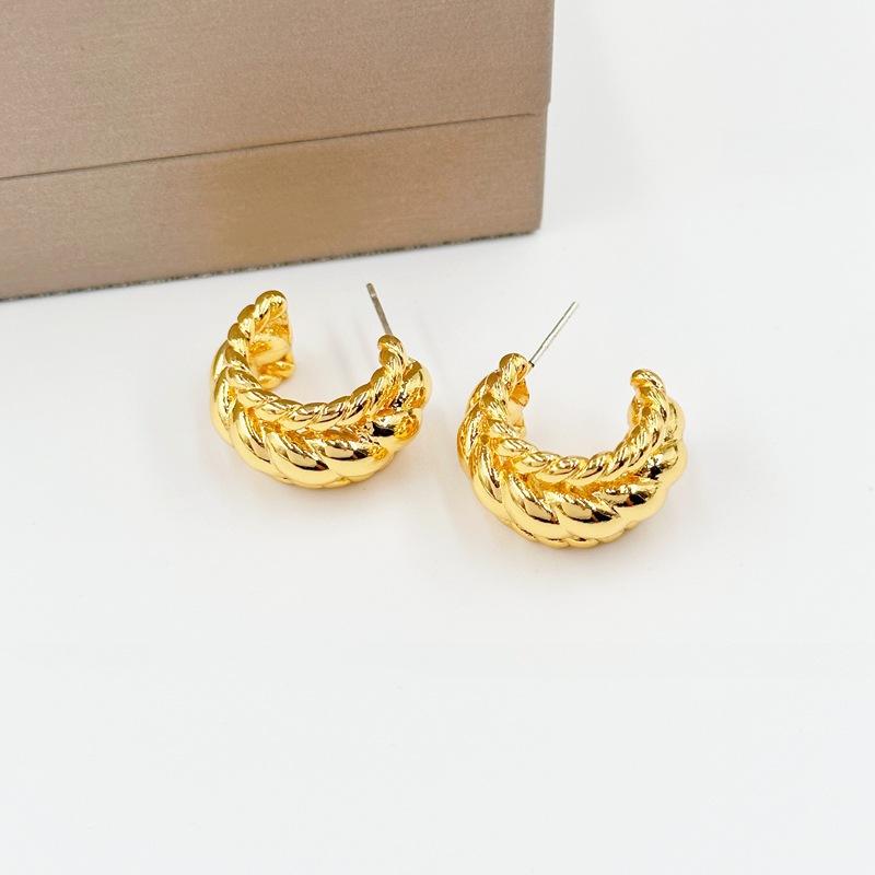 

Fashion Versatile Earrings Cold Wind Twist Braided C-Shaped Stud Earrings золотой