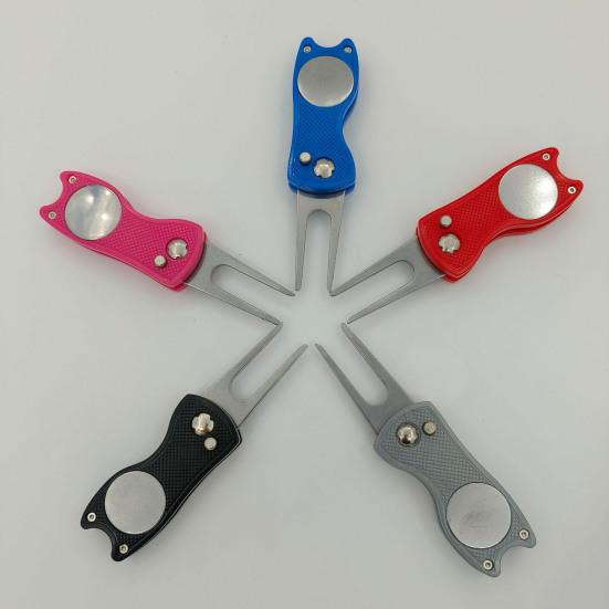 Golf Divot Reparaturwerkzeug Magnetischer Ballmarker Faltbares Green Fork Werkzeug Golf Zubehör Männer Frauen Golfer Enthusiasten Geschenk