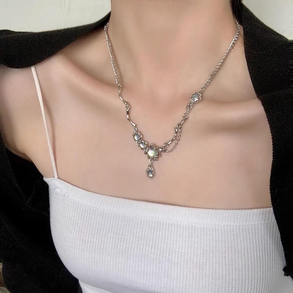 Thorns niche design sense super fairy glazed cat eye necklace women's light luxury niche temperament versatile sweet cool wind collarbone chain