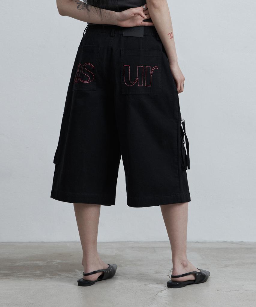 Aejeuyua Pintuck Stitch Bermuda Pants Black