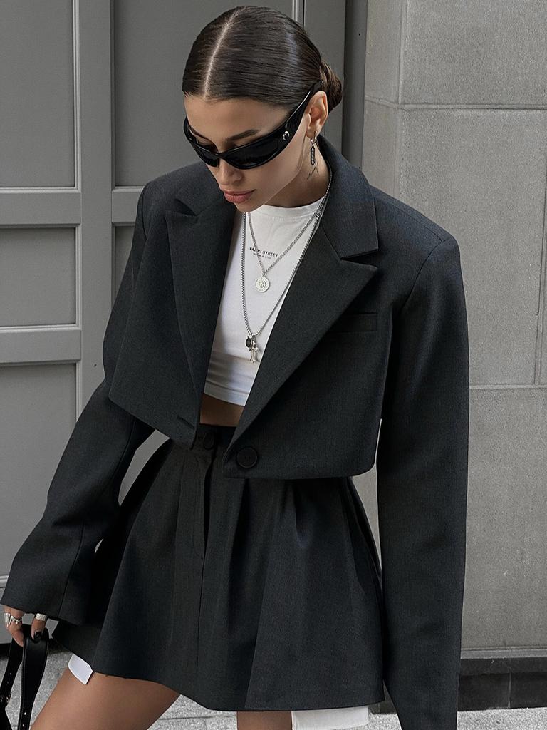 Zweiteiliges Anzugset - Outfit mit kurzem Rock und Blazer