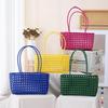 Handgefertigte Plastik-Hohlgeflecht-Tasche Landhausstil Große Kapazität Strand-Tragetasche Eimer-Tasche Damen-Handtasche Sommer-Strandtasche