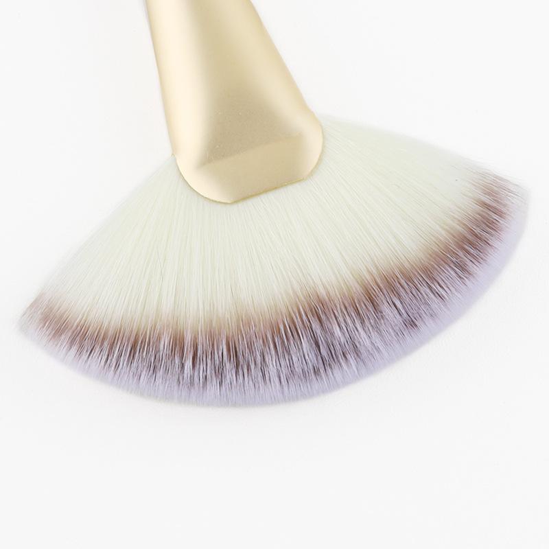 Single Fan-shaped Highlight Brush Evenly Painted, Soft Fan-shaped Makeup Brush
