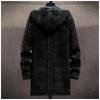 Dicke Herrenjacke mit Reißverschluss und eingesetzten Taschen in der Baumwolljacke