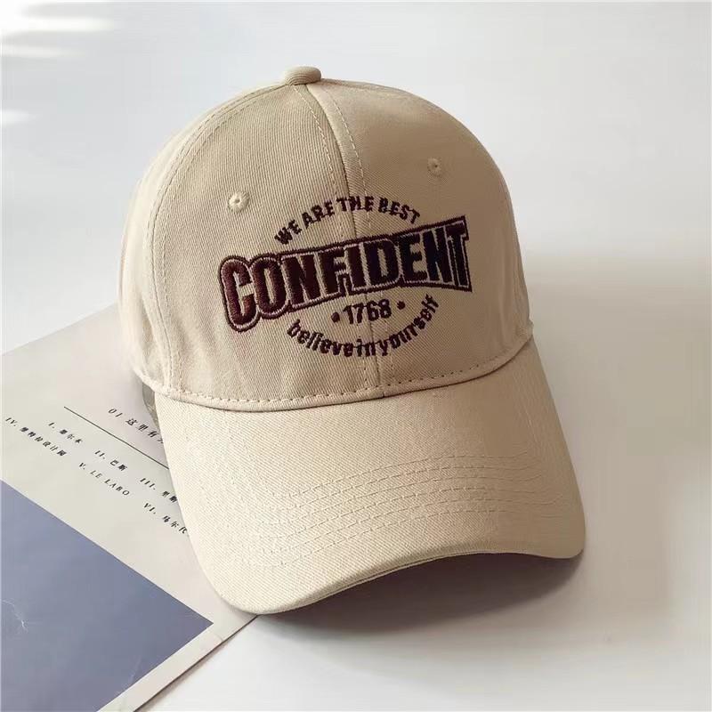 Frühling Neuer Stil Baseballkappe mit großer Buchstabenstickerei für Damen Retro Lässig Street Paar Zeigen ihre Gesichter Kleine Baseballkappe Trend