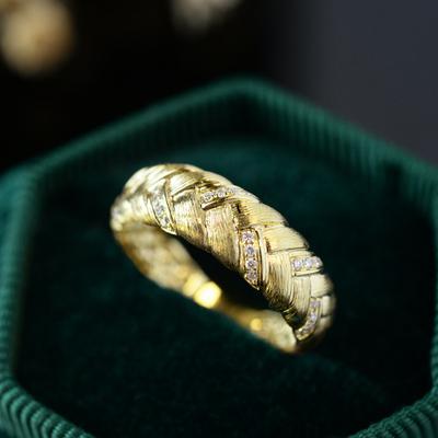 Huitan Neue Mode Damenringe für Hochzeit Luxus Goldfarbe Damenringe Eingelegt Funkelnder Zirkonia Verlobungsband Schmuck