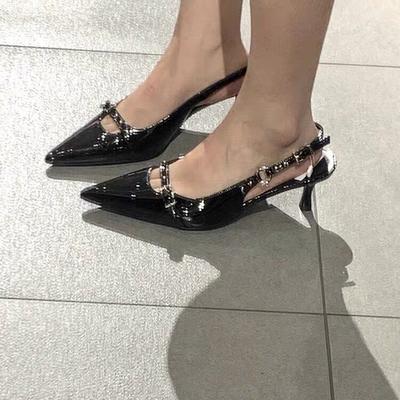 High Heels Design Sinn Nische Temperament Promi Stil Nieten Lackleder Kitten mit Ein-Wort-Schnallenriemen Tasche Kopf Sandalen