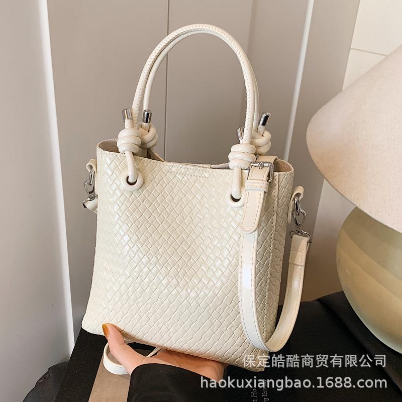 

Premium textured small bag women s 2025 new summer versatile messenger bag exquisite super fire portable bucket bag жёлтый