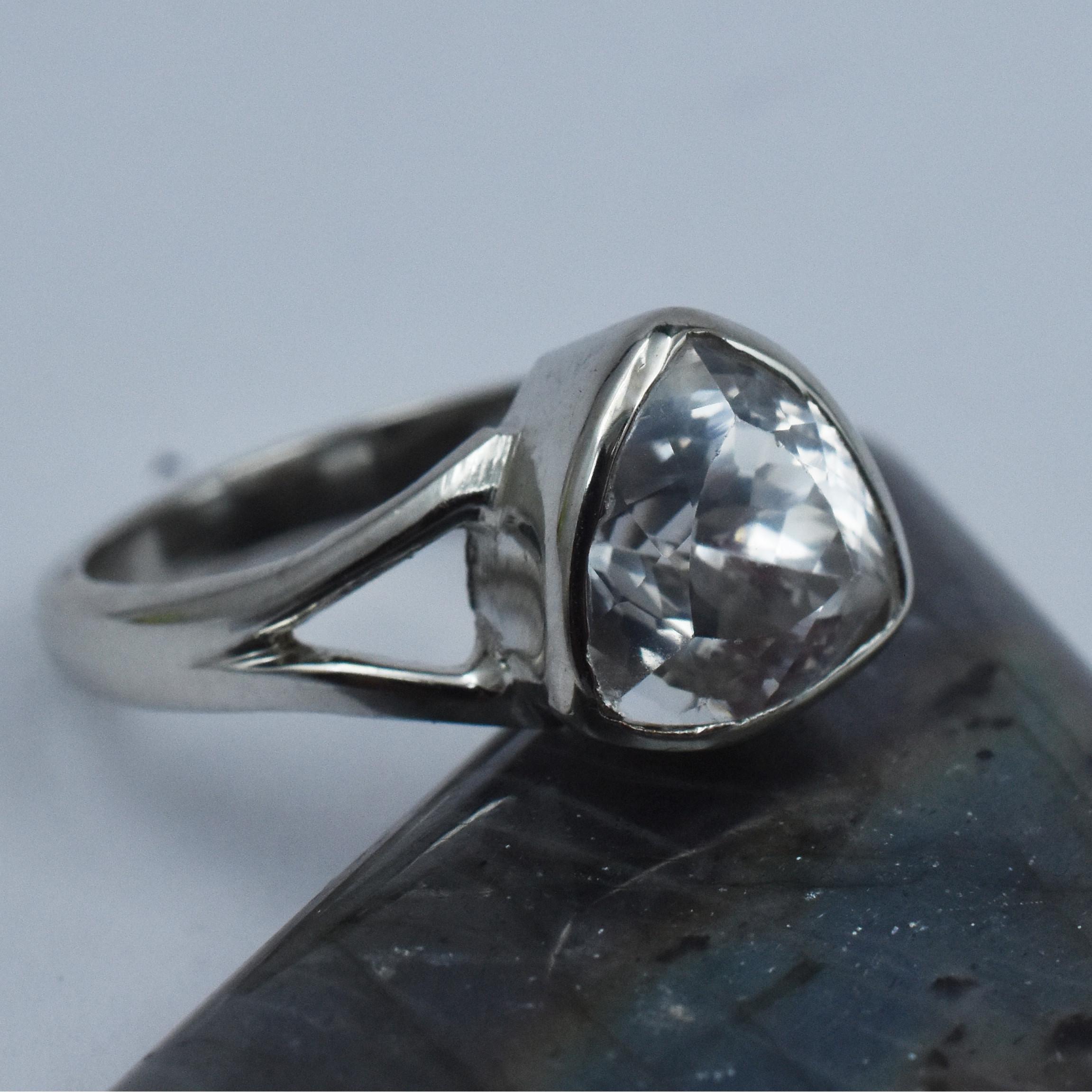 

Срібний Сапфіровий Перстень Білого Кольору Розмір Персня 8 18.85 Каратів Триліонна Огранка Перстень з Самоцвітом ar-3137-sa 10.3 mm білий