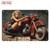 Vintage Retro Art Deco Metallblechschild Klassisches Rotes Motorrad Frauenillustration Fahrt mit dem Wind Text InnenAußen W