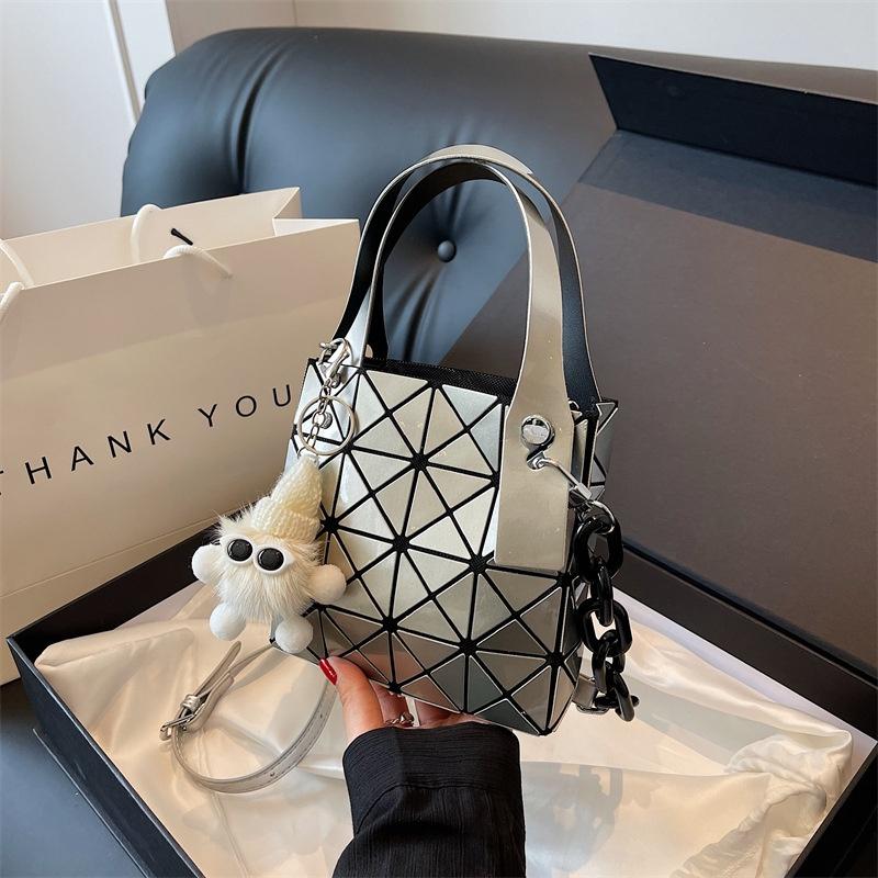 IELGY women's fashion portable shoulder bag, diamond chain messenger bag