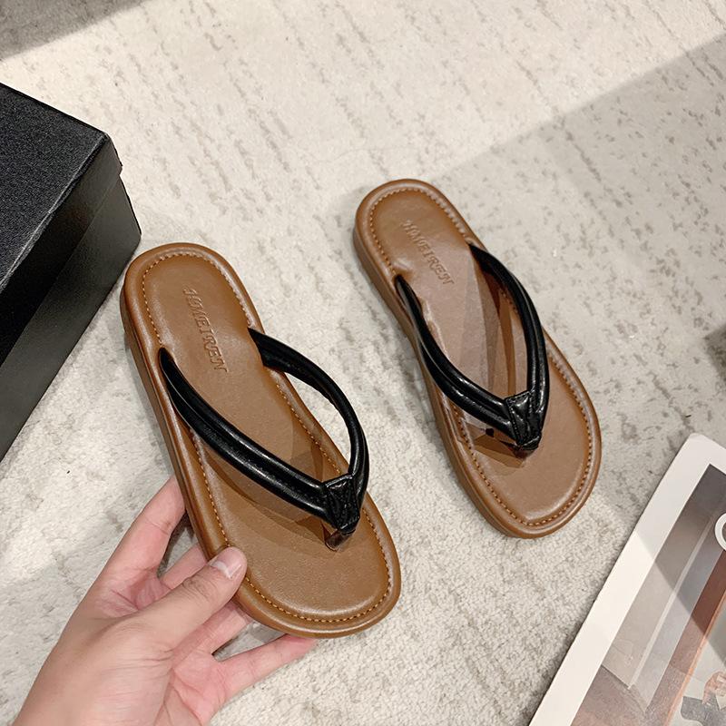 

2025 flip-flops women s summer new slippers beach shoes color matching wear Korean version versatile flat bottom pinch feet cool fashion outdoor 35 черный коричневый