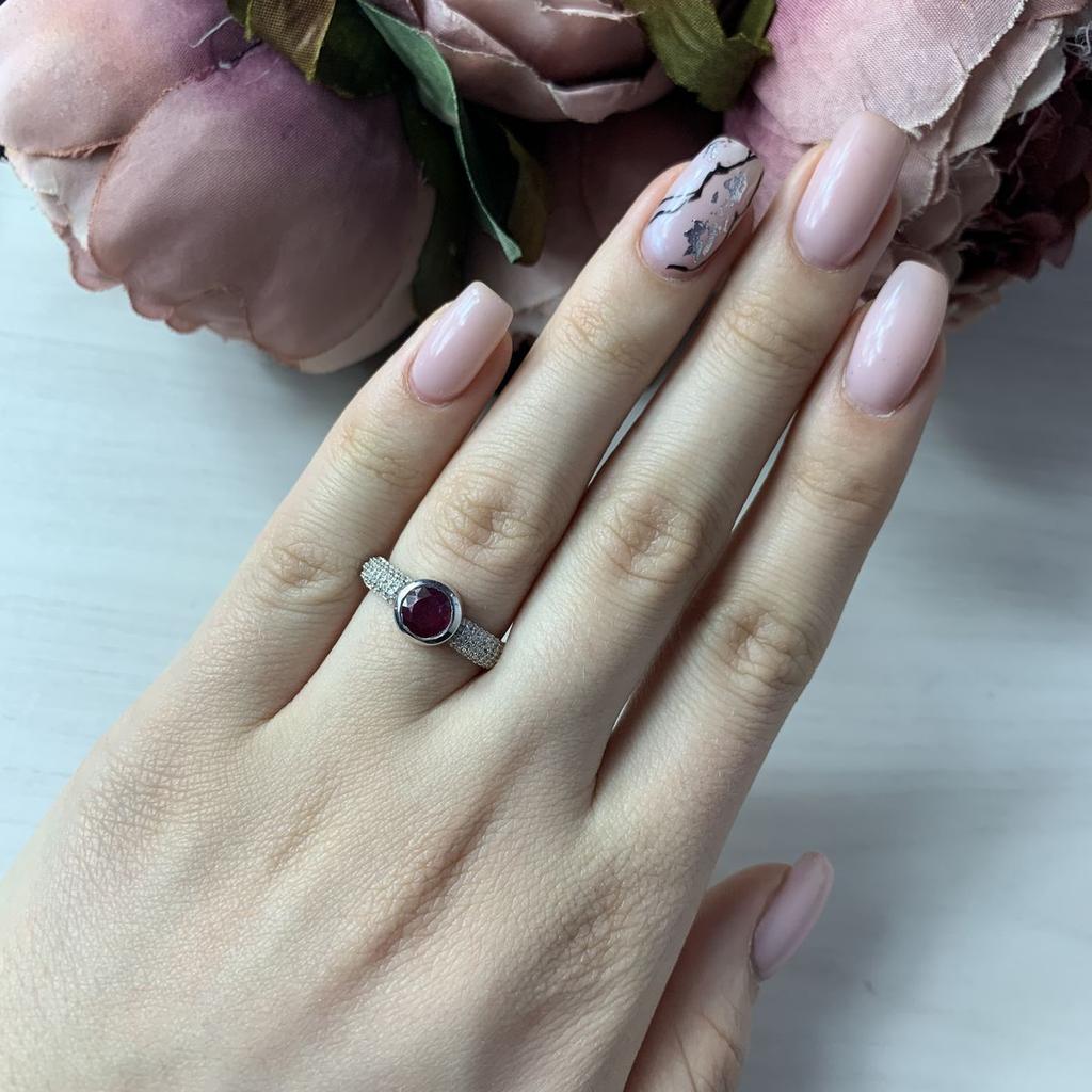 Серебряное кольцо с натуральным рубином, фианитами (2041016)
