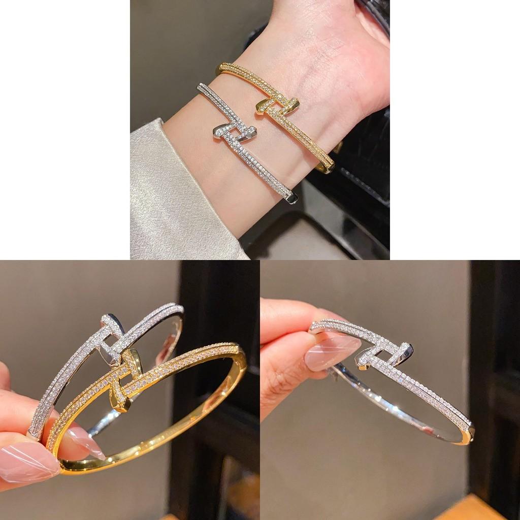 Bracciale a Manetta Martellato Placcato Oro 18k con Zirconi per Donna Elegante Accessorio di Moda
