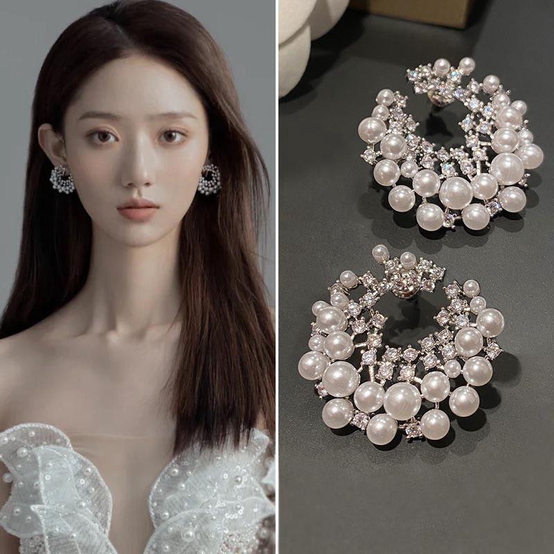 

Light luxury high-end sense geometric irregular round C-ring pearl earrings 111 silver needle zircon stud earrings women s versatile earrings 925 silver needle
