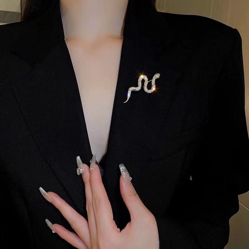 Design unic broșe de șarpe de culoare argintie pentru femei bărbați unisex plin de strass metal șarpe animale ace de lux insignă bijuterii