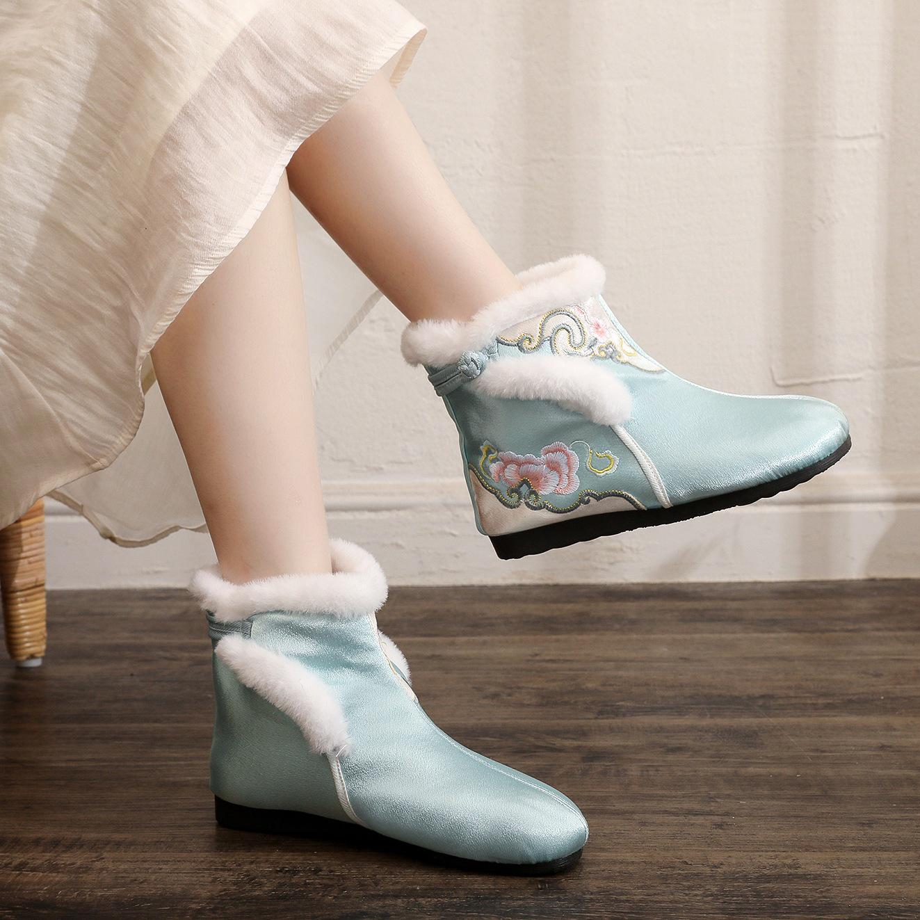 

2024 Новые осенние женские короткие сапоги в стиле ханьфу с вышивкой на плоской подошве 38