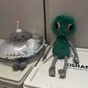 Peluche Espace Mignonne Alien Vert Souriant Soucoupe Volante Argentée Poupées Extraterrestres Douces Remplies Cadeau Adorable pour Fans de Science-Fiction Décoration de Maison