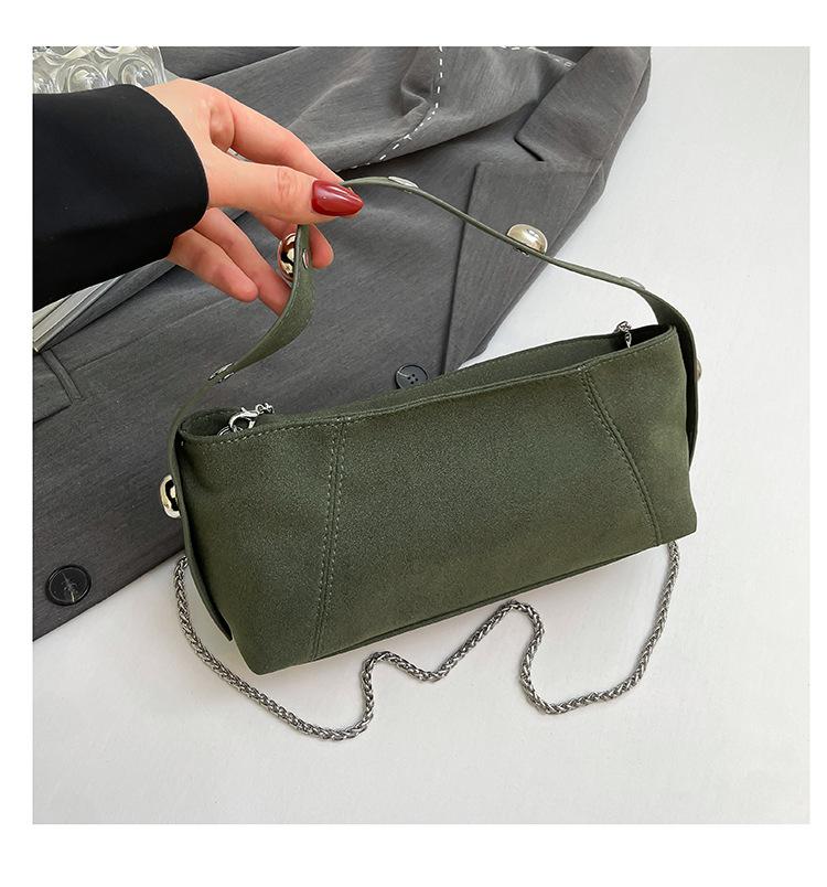 

Нишевая дизайнерская сумка-багет большой вместимости под мышку, заклепки, модная ретро-сумка-багет, женская новая персонализированная сумка на плечо 2025 года зелёный