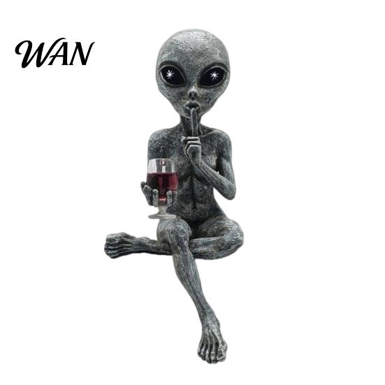 Patio Landscape Decoration Resin Alien with Beer Glass Figurine, Decorative Desktop Ornament, Creative Table Exquisite Hand Carved Statue for