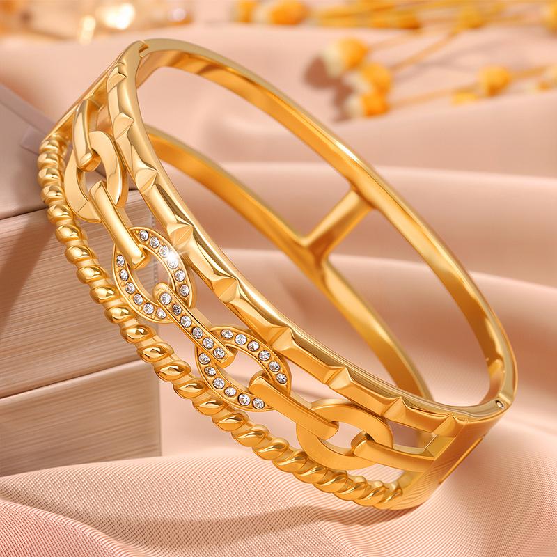 Light Luxury, High-end, Fashionable and Versatile Multi-layered Pig Nose Bracelet 17CM