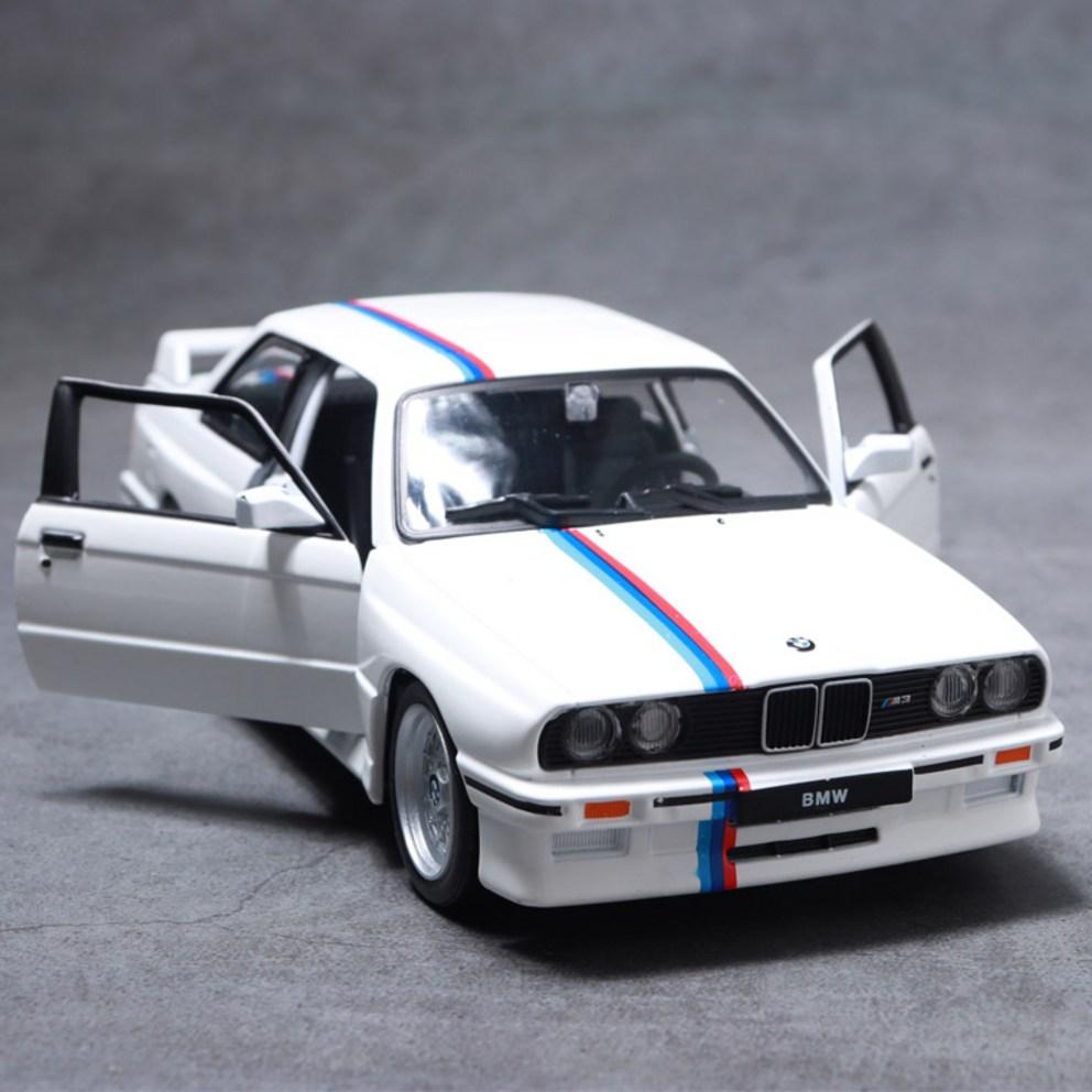 Burago 1:24 Scale BMW M3 E30 1988 Diecast Model Car, White
